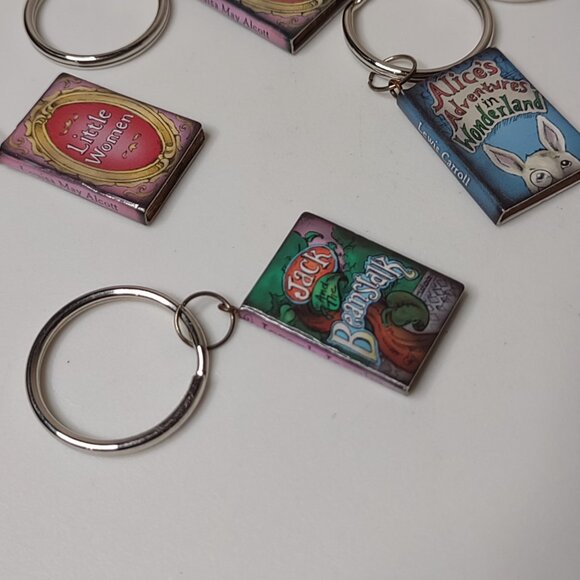 Lot Of 15 Little Faux Book Keychains - Picture 9 of 14